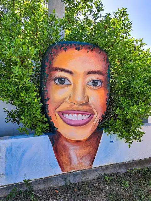 Wo Mutter Erde lacht. Den indigenen Völkern Lateinamerikas galt „Pacha Mama“ als personifizierte Erdenmutter, die vielfach Leben schenkt, Mensch und Planeten schützt und nährt. In der aktuellen Umweltschutzbewegung steht sie für Hoffnung auf ein Leben im Einklang mit Natur. Der Pacha-Mama-Gedanke als Grundprinzip eines guten Lebens für alle fand 2008 sogar Eingang in die Staatsverfassung Ecuadors. Im Bild „Mutter Erde“ am Eingang des ökosozialen Zentrums „Oase de Jacquin“ auf der kolumbianischen Karibik-Halbinsel Barú bei Cartagena. | Foto: Betz