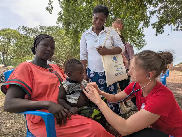 Von Mariazell nach Afrika: Magdalena Grießler (re.) ist Vorstandsmitglied von Jugend Eine Welt und hilft in Ghana Kindern und Erwachsenen, die ohne medizinische Versorgung sind. Auf Seite 6 ist die steirische Ärztin porträtiert. | Foto: JEW