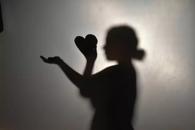 Es war ein Abend, der bewegte und verbindet. Im beinahe voll besetzten Saal des Alten Kinos in Liezen fand am 3. Juni 2025 der Pfarrcaritas-Tag statt. Großen Anklang unter den Gästen fand auch das berührend gestaltete Schattentheater.  | Foto:  Caritas Steiermark