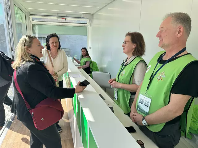 Sonja Planitzer und Patricia Harant-Schagerl im Gespräch mit den Hamburger Freiwilligen Alexandra und Patrick. | Foto: Planitzer