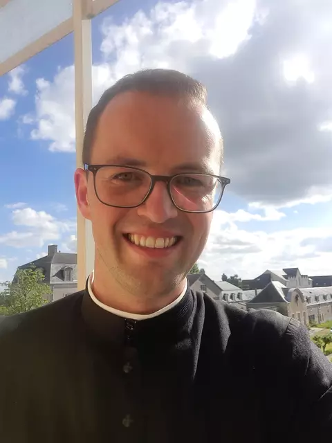Der gebürtige Wenigzeller Andreas Kerschenbauer ist Teil der französischen Priestergemeinschaft St. Martin mit Sitz in Évron. | Foto: privat 
