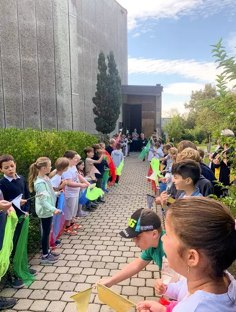 Multireligiöse Schuleröffnungsfeier mit Begrüßungsspalier entlang der Hl. Geist-Kirche 

 | Foto: VS Stegersbach