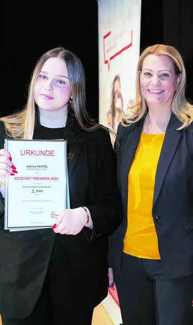 Landesrätin Daniela Winkler (rechts) gratulierte der preisgekrönten Rednerin Adelina Kappel beim Landesredewettbewerb im April.

 | Foto: LJR Bgld, Emmerich Mädl