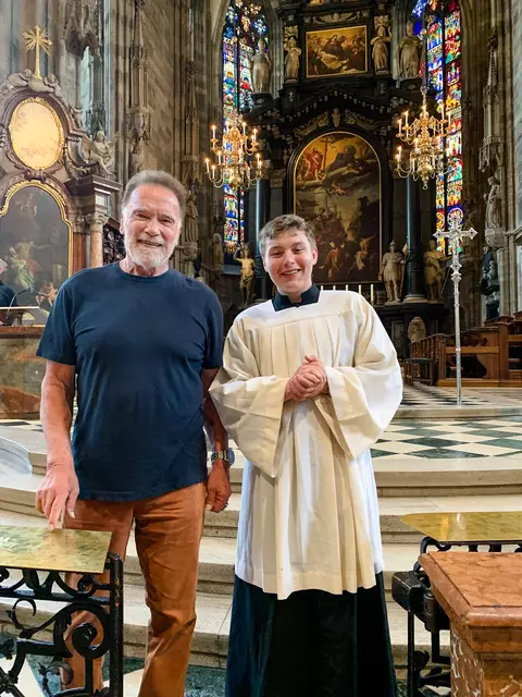 Der 13 Jahre alte Ministrant Justin Ott konnte vergangene Woche im Wiener Stephansdom Arnold Schwarzenegger begegnen.