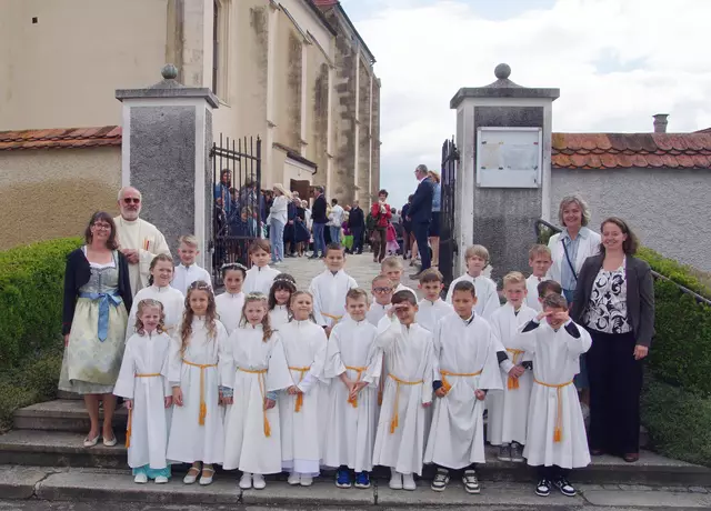 Unter dem Motto „Jesus – Baum des Lebens“ feierten zu Christi Himmelfahrt 21 Kinder in der Pfarre Sindelburg ihre Erstkommunion. | Foto: zVg