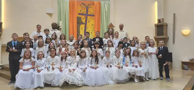 Am Samstag, 17. Mai, war es für 39 Erstkommunionkinder der Pfarre Tulln-St. Severin endlich so weit: Sie durften in die bis zum Rand gefüllte St. Severin Kirche einziehen. Für die Buben und Mädchen, ihre Familien und die gesamte Pfarrgemeinde war es ein ganz besonderer Tag, der von Freude, Aufregung und Gemeinschaft geprägt war. | Foto: zVg