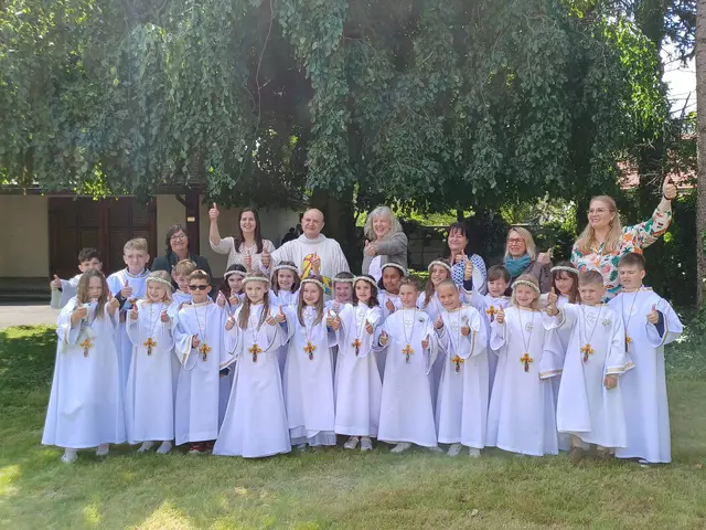 Eine wunderschöne und lebendige Erstkommunion wurde auch mit den Kindern aus den Pfarren Freundorf und Judenau gefeiert. Dechant Gregor Slonka, PAss Elvira Köckeis, Kathi Mahl und das Lehrerteam der Volksschule Judenau-Baumgarten erfreuten sich an der gemeinsamen Feier in der Pfarrkirche Freundorf. | Foto: zVg