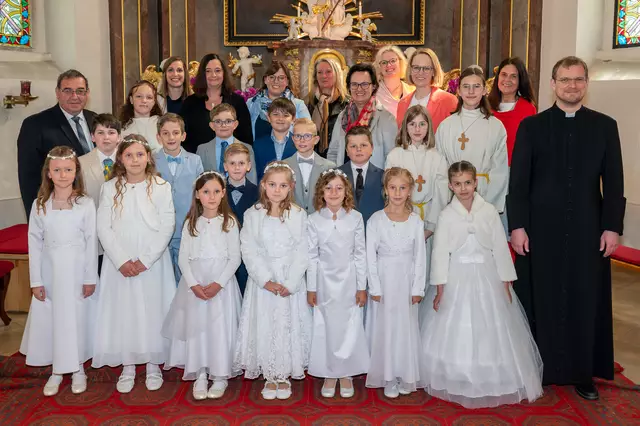 14 Kinder feierten in der Pfarre Haunoldstein das Fest der Erstkommunion. . Im Bild mit den Ministrantinnen und  (v. l.) mit Bürgermeister Hubert Luger, Tischmutter Andrea Zuser, Pädagoginnen Judith Leputsch und Simone Buder, Musikschullehrerin Maria Haas, VS-Direktorin Sabine Probst, Tischmutter Angelika Huber, Religionslehrerin Gabriele Edlinger, Pädagogin Sonja Gehringer und Kaplan Georg Sallaberger.  | Foto: Karl Lahmer