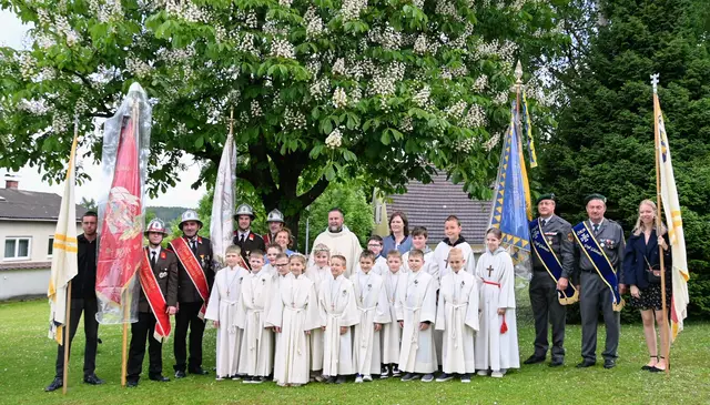 Erstkommunion in der Pfarrkirche Groß Globnitz. Ein Festtag für die Pfarre. Elf Kinder sind für den Tisch des Herrn bereit. Kaplan Manuel , Lehrer der VS., Kinderchor der VS. und die ganze Pfarrgemeinde mit Unterstützung der FF. dem Kameradschaftsbund der Jugend und der Musikkapelle gaben diesem Festtag einen würdevollen Rahmen.  | Foto: zVg
