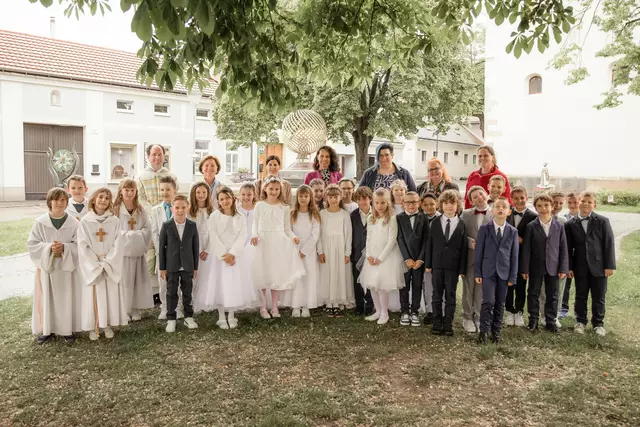 24 Erstkommunionskinder empfingen in der Pfarre Königstetten von Pfarrer Eusebiu Bulai zum erstenmal den Leib Christi. Musikalisch wurde diese Feier von Fr. Direktor Elfriede Beer und Lehrerinnen der VS Königstetten gestaltet.
 | Foto: Corina Schellander