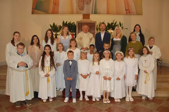 Die Erstkommunionkinder der Pfarre Amstetten-Herz Jesu, Direktor und Lehrer der Volksschule Preinsbacherstraße, Pfarrer P. Hermann Sandberger, die Erstkommunion Begleiter und die Ministranten. | Foto: zVg