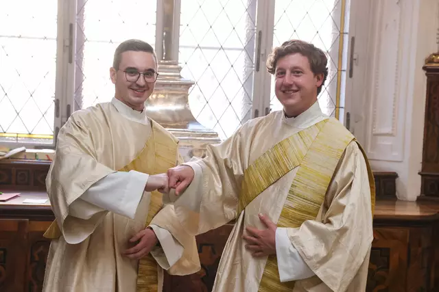Am 29. Juni, dem Hochfest der Apostel Petrus und Paulus, werden Thomas Lang (l.) und Lukas Weissensteiner (r.) – im Bild bei ihrer Diakonenweihe im Vorjahr – um 15 Uhr im Grazer Dom zu Priestern geweiht.Neuhold | Foto: Neuhold