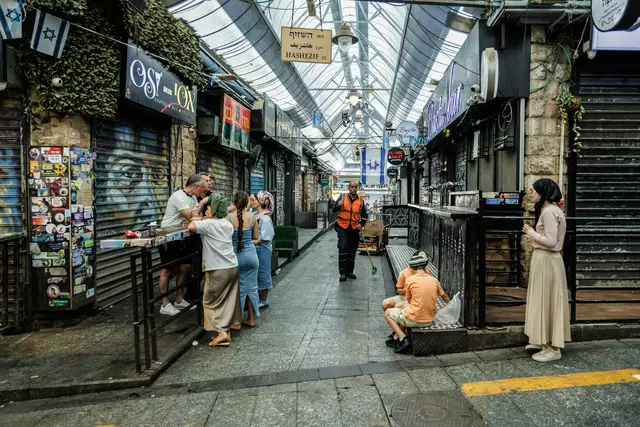 Auch in Israel haben die Menschen Angst. Nur wenige halten sich nach dem israelischen Angriff auf den Iran auf öffentlichen Plätzen auf. Im Bild ein leerer Markt mit geschlossenen Geschäften in Jerusalem am 13. Juni 2025. In den frühen Morgenstunden des Tages  begann Israel mit der Durchführung großangelegter Angriffe auf verschiedene Ziele im Iran, darunter militärische Einrichtungen und Nuklear-Anlagen. | Foto: KNA