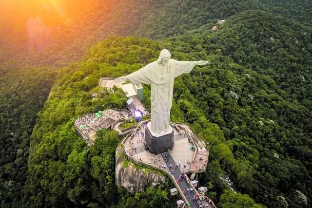 „Ihr aber, für wen haltet ihr mich?“ Jesus stellt diese Frage nicht, um zu erfahren, wer er ist. Er will vielmehr, dass wir für ihn heute Zeugnis geben. Im Bild: die weltberühmte Jesus-Statue in Rio de Janeiro.  | Foto: 9parusnikov - adobe.stock.com