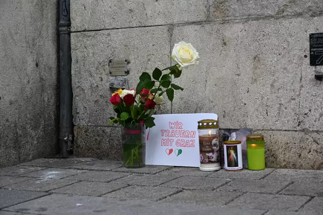 Trauer um die Opfer des Amoklaufs in Graz vor dem Wiener Stephansdom.
 | Foto: Kathpress/Johannes Pernsteiner