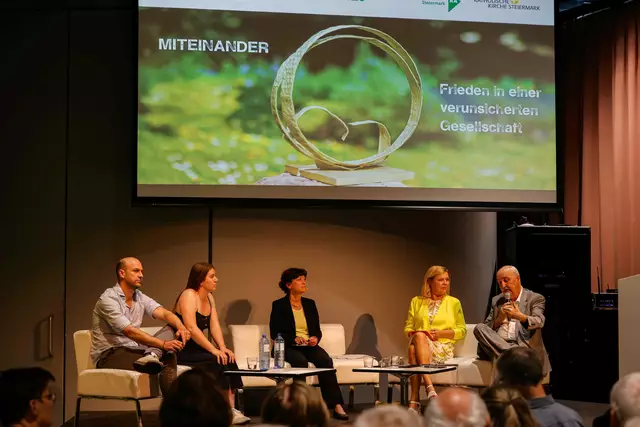 Auf fünf Personen weitete Moderatorin Renata Schmidtkunz (Mitte) das Podium kurzerhand aus, um der Wortmeldung einer Studentin aus dem Plenum Raum zu geben.
 | Foto: Gerd Neuhold / Sonntagsblatt für Steiermark