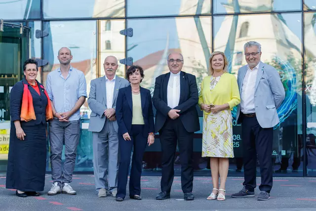 Im Beisein von Diözesanbischof Wilhelm Krautwaschl (Bild rechts, 3. v. r.) diskutierten Maximilian Laktisch (2. v. l.), Wolfgang Palaver (3. v. l.) und Kathrin Stainer-Hämmerle (2. v. r.). Anna Hollwöger (l.) und Andreas Gjecaj (r.) veranstalteten seitens der KA.  | Foto: Gerd Neuhold / Sonntagsblatt für Steiermark