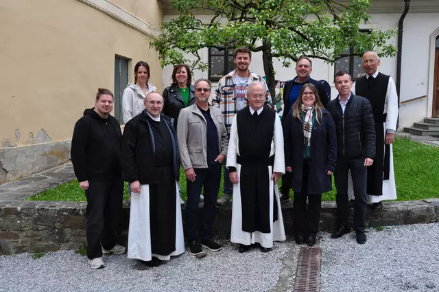 Dem SR-Führungsteam ist es ein Anliegen, den Teamgeist zu stärken und sich auch als Arbeitsteam gut weiterzuentwickeln. Im Bild einige Mitglieder des Pastoral-Teams: 1. Reihe v. r.: HBV Johannes Huber, HBP Gundula Handler, SL Pater Paulus Kamper, Pfarrsekretär Paul Holzer, Vikar P. Joseph Krčmar, Pastoralpraktikant Matthias Singer. 2. Reihe v. r.: Diakon Pater Thomas Friedmann, Engagementförderer Josef Opetnik, Jugendsozialpädagoge Josip Kljajic und die Pfarrsekretärinnen Renate Kainz und Nicole Magg. Alle hauptamtlichen MitarbeiterInnen finden Sie in der Spalte rechts.
