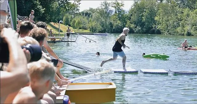 Auch dort, wo man entspannen kann, wird Seelsorge gebraucht. Seit vier Jahren gibt es „Denk Dich Neu“ als Projekt für zeitgemäße Seelsorge. In Tirol und Vorarlberg gibt es auch so genannte „Walk on Water Challenges“, wo man an Badeseen und -teichen auf schwimmenden Laufstegen oder wackeligen Luftpolster-Matten auch „über das Wasser gehen“ ausprobieren kann.  | Foto: Corinna Peters