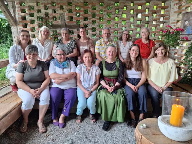 Begeistert von den Bibel-Zugängen zeigten sich Teilnehmende als auch Veranstalterinnen: Elisabeth Birnbaum (Bibelwerk, 2. Reihe, 2. v. l.), Inge Lang (Diözese, 1. Reihe, r.) und Hedi Mislik (Haus der Stille, 2. Reihe, r.). | Foto: Hirschmann