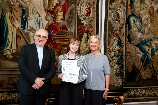 Bischof Wilhelm Krautwaschl und die Wiener Schulamtsleiterin Andrea Pinz be-glückwünschen Caroline Uran (17) von der BHAK Hartberg. Mit ihrem Text „Das Kreuz, das ich trage“ erreichte sie bei Theolympia 2024/2025 den 
1. Platz in der Kategorie „Essay“.  | Foto: ED Wien/Schönlaub