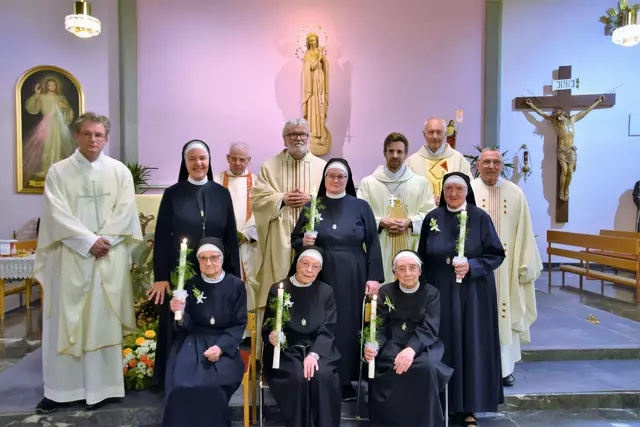 Die Jubilarinnen: (v. l.) 1. Reihe: Sr. Sabine Kowatschich, Sr. Christina Koderhold, Sr. Barbara Fischer. 
2. Reihe: Generaloberin Sr. Mirjam Schmedler, Sr. Clara Maria Neubauer, Sr. Waltraud Wetzelberger, dazwischen Propst Mayrhofer und Konzelebranten.  | Foto: CCIM Vorau
