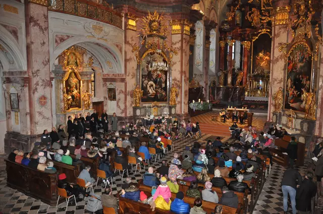 Einen klangvollen Nachweis der Gemeinsamkeit im Seelsorgeraum liefert das Adventsingen in der Basilika Rein. Initiatorin Gertrud Zwicker versammelt am ersten Adventsonntag Chöre aus allen acht Pfarren. Ein schönes Miteinander aller Pfarren des SR ist auch bei der anschließenden Agape im Stiftshof spürbar.  | Foto: Kühbeck 