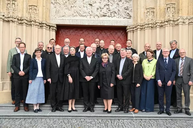 In Mariazell traf sich die Österreichische Bischofskonferenz von 16. bis 18. Juni zu ihrer Sommervollversammlung. Ein Studientag beschäftigte sich mit der Arbeit der Unabhängigen Opferschutzkommission. Im Bild die Österreichische Bischofskonferenz mit Mitgliedern der Opferschutzkommission.  | Foto: Kathpress/Wuthe