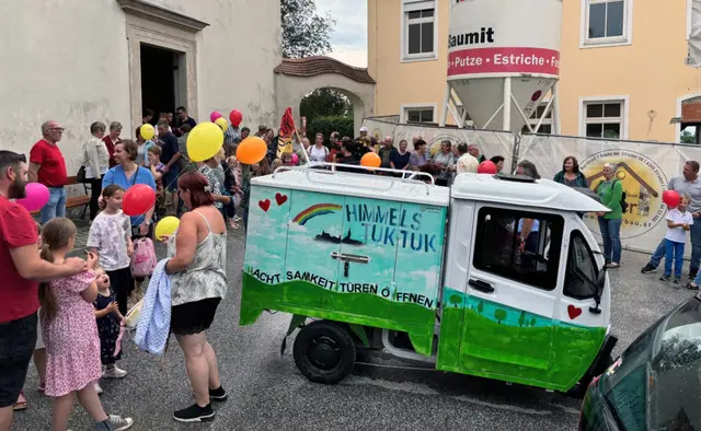 Das bunt bemalte „Himmels-TukTuk“ taucht an vielen Orten im Seelsorgeraum Sonnenland Südost auf, um mit Achtsamkeit und Kreativität Türen zu öffnen für Fragen des Glaubens und des Lebens.