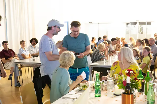 Kulinarisches Event  mit Erfahrungseffekt: Beim vom Afro-Asiatischen Institut Graz (AAI) organisierten „Globo Dinner“ entwickelten die Teilnehmenden auch Lösungsansätze gegen Ungerechtigkeit im „globalen Dorf“. Im Bild: AAI-Leiter Johannes Mindler-Steiner (l.) mit Dinner-Gästen | Foto: schubidu-quartet