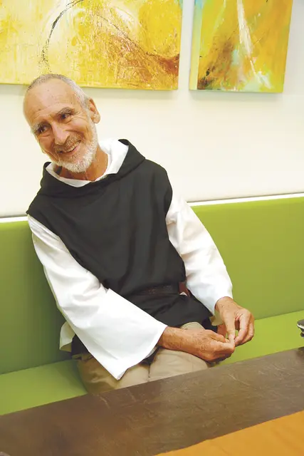 Benediktinerpater und „Plauderroboter“: Künstliche Intelligenz (KI) ermöglicht, dass Pater David Steindl-Rast (98) als „Chatbot“ auf Fragen antwortet. Bestehend aus „to chat“ (dt. „plaudern“) und der Silbe „-bot“ für „Robot“, (dt. „Roboter“) speist sich ein Chatbot aus Zitaten, sendet Inhalte und reagiert auf Nachrichten eigenständig. Der Bruder-David-Bot kann abonniert werden. | Foto: Remler