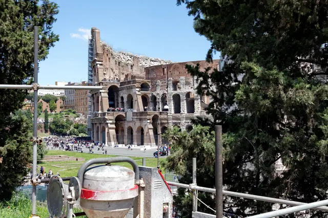 Ein Stadtspaziergang in Rom wird nie langweilig. Allein die verschiedenen Straßenniveaus machen die Stufen der Geschichte sehr konkret und augenscheinlich sichtbar, findet Isabella Bruckner. Im Bild: Das Kolosseum in Rom. | Foto: adobe.stock.com