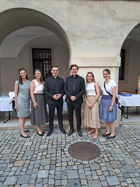 Bei einer Agape im Priesterseminar wurde weitergefeiert. Die Neugeweihten mit Mitarbeiterinnen vom diözesanen Bereich Kinder &amp; Jugend. | Foto: KiJu