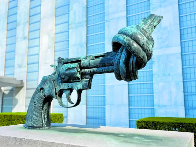 Die „Knotted Gun“, der „verknotete Revolver“, vor dem UN-Hauptquartier in New York. | Foto: Wikimedia Commons