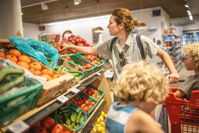 Die Auswahl in unseren Supermärkten ist groß – die Entscheidung, zu welchen Produkten wir greifen, oft gar nicht so leicht. 
 | Foto: istock/ MilosStankovic