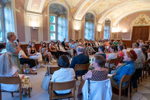 Vorsitzende Anna Rosenberger berichtet der letzten Vollversammlung der Frauenkommission sowie geladenen Gästen im Sommerrefektorium des Bistumsgebäudes. | Foto: Karl Lahmer
