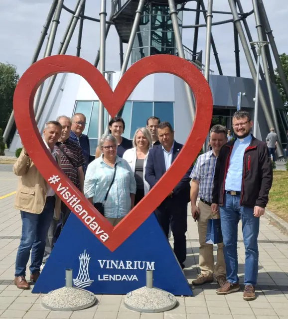 Spurensuche. „Was verbindet uns mit unseren Nachbarn?“, lautete die Frage, „Kunst und Kultur!“, die Antwort. Vom Aussichtsturm Vinarium Lendava wurde in vier Länder geblickt. Lendavas Bürgermeister und der Generalvikar von Murska Sobota luden ein, miteinander Schritte in die Zukunft zu setzen.  | Foto: Moder