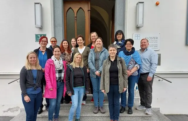 Das Team vom Katholischen Bildungswerk Steiermark vor dem neuen Standort – dem Kloster der Kreuzschwestern in Graz.   | Foto: KBW