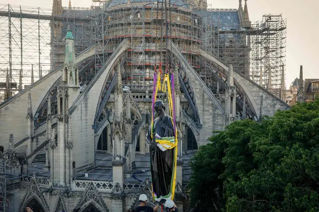 16 restaurierte Apostel-Figuren aus Kupfer werden am Sockel des neu errichteten Vierungsturms der Kathedrale Notre-Dame wieder aufgestellt.  | Foto: APA