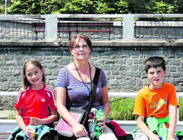 Leopoldine Moser mit ihren damals noch kleinen, mittlerweile großen Enkelkindern.
 | Foto: Moser