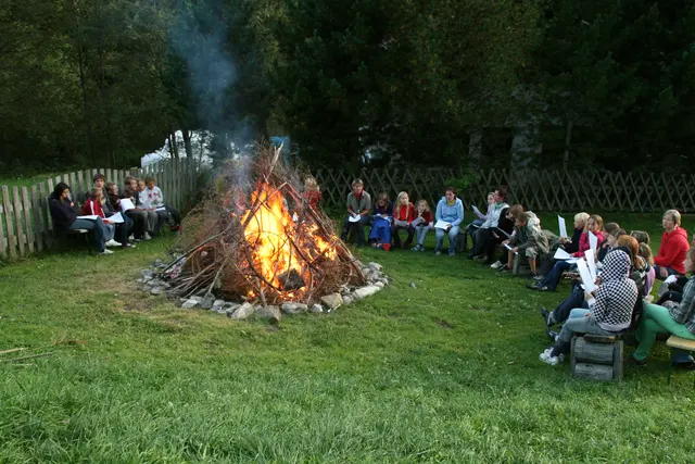 Nachtwanderungen, Bergmessen, Steckerl-Brot am Lagerfeuer und viele weitere schöne Erinnerungen verbinden Ältere und Jüngere mit den Sommerlagern von Katholischer Jungschar und Jugend oder Minis. Ein Dank an alle, die diese Erlebnisse ermöglichen! | Foto: JS-Lager der Pfarre Wildon in Pusterwald, 2009, G. Weiß
