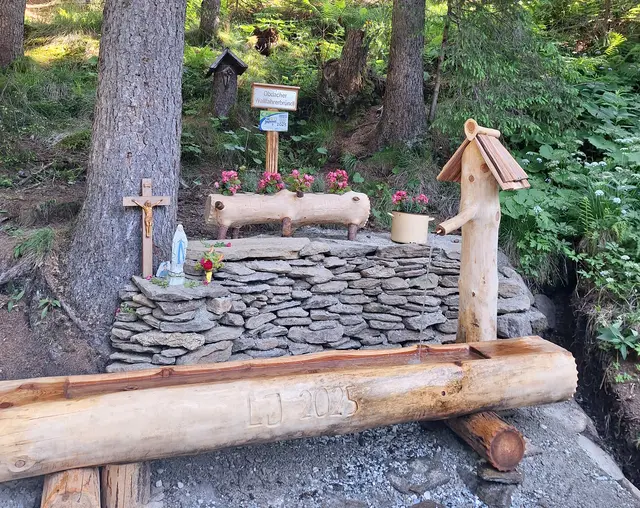 Die Landjugend Kemetberg/Kirchberg hat das Wallfahrerbründl ganz neu gestaltet. Bei der Fußwallfahrt der Obdacher nach Maria Lankowitz am 21. und 22. Juni segnete Pfarrer Heimo Schäfmann diesen Kraftort. | Foto: Koini