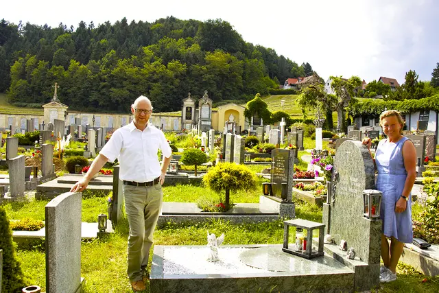 Ob einfach zugänglicher Rasen, enge Grünflächen zwischen den Gräbern oder hohes Gras und Heu: Ehrenamtliche wie Anton Feichtenhofer und Christine Klimacsek pflegen die Friedhöfe ihrer Pfarren und sorgen für Rasenpflege rund um die letzten Ruhestätten. | Foto: Steiner