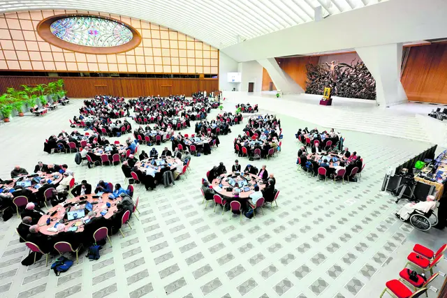 Blick in die Audienzhalle bei den Beratungen während der Weltsynode im Oktober 2024. Es wird erwartet, dass auch bei der Abschlussversammlung 2028 neben Bischöfen, Priestern und Ordensleuten wieder katholische Laien – Frauen und Männer – mit Rede- und Stimmrecht teilnehmen werden.
 | Foto: Vatican Media/Romano Siciliani/KNA