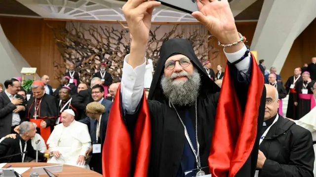 Die im Oktober 2024 im Vatikan zu Ende gegangene Weltsynode soll im Jahr 2028 in eine „Kirchliche Versammlung“ münden. Der Zeitplan bis dorthin wurde nun in einem Dokument des Synodensekretariates vorgelegt. Papst Leo XIV. hält an den von seinem Vorgänger Franziskus festgelegten Umsetzungsschritten fest. | Foto: Vatican News