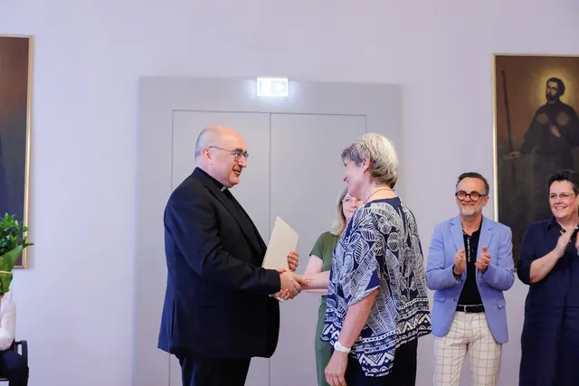 Bischof Wilhelm Krautwaschl (l.) überreichte den AbsolventInnen der Ausbildung für Ehe- und Familienberatung ihre Zeugnisse. Walter Prügger, Leiter des Ressort Bildung, Kunst &amp; Kultur (2. v. r.) und Anna Hollwöger von der Katholischen Aktion Steiermark (r.) gratulierten.  | Foto: Neuhold