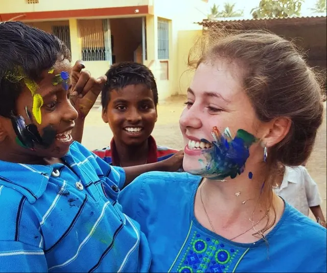 In Indien malt, spielt und lernt Hannah mit Kindern in der Stadt Vijaywada. | Foto: volontariat.at