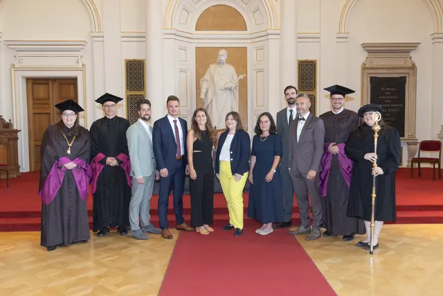 Zum Foto: (von links) Dekanin Katharina Pyschny und Studiendekan Bernd Hillebrand mit den AbsolventInnen Markus Wiener, Lukas Hösele, Carmen Oberreßl, Lisa Maria Schabler, Cornelia Gauper, Georg Stubenberger, Bartosz Kujat, Forschungsdekan Thomas Gremsl und Universitäts-Pedellin Christine Golds. | Foto: Gasser