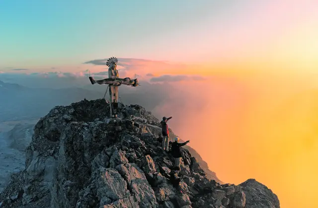 Das außergewöhnlichste Gipfelkreuz | Foto: Lucian Lacher/KNA
