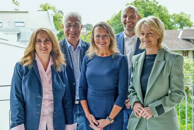 Präsentierten die neuen Studienpläne für die Ausbildung zum Volksschullehrer/zur Volksschullehrerin: (v. li.): Rektorin Elisabeth Haas (PH Vorarlberg), Prof. Andreas Schnider Qualitätssicherung), Prof. Beatrix Karl (Vorsitzende der Rektor:innenkonferenz), Rektor Nikolaus Janovsky (KPH ES) und Rektorin Regine Mathies (PH Tirol). 
 | Foto: KPH Edith Stein/Nössing